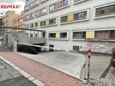 Pronájem garážového stání, 16 m2, Praha